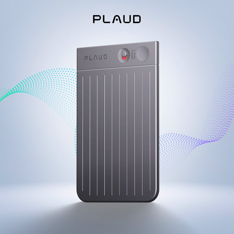 銀色 Plaud Note 智慧錄音卡,機身具備垂直條紋與紅點撥動開關,背景裝飾著彩色點狀波紋。