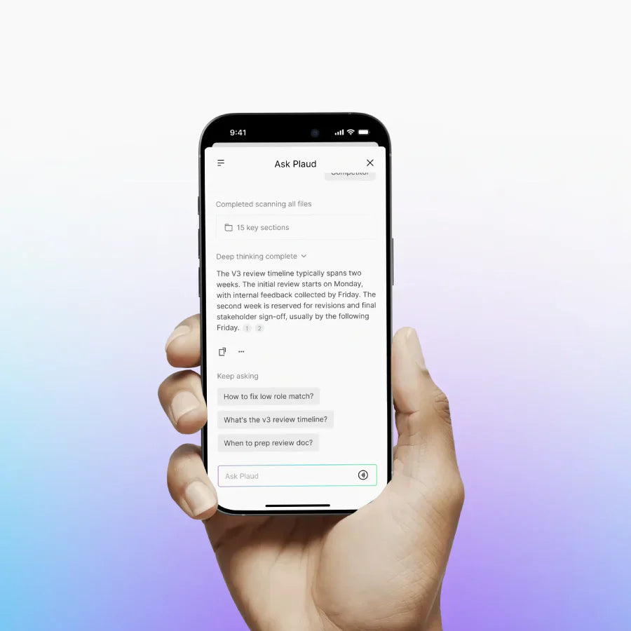 手持智慧型手機顯示 Plaud App 中的 Ask Plaud 介面,呈現 AI 生成的會議時程摘要。
