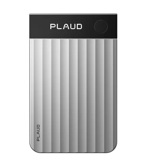 銀色 Plaud Note Pro AI 錄音卡，頂部設有黑色玻璃條與圓形按鈕，機身表面帶有寬闊的波浪形垂直紋理。